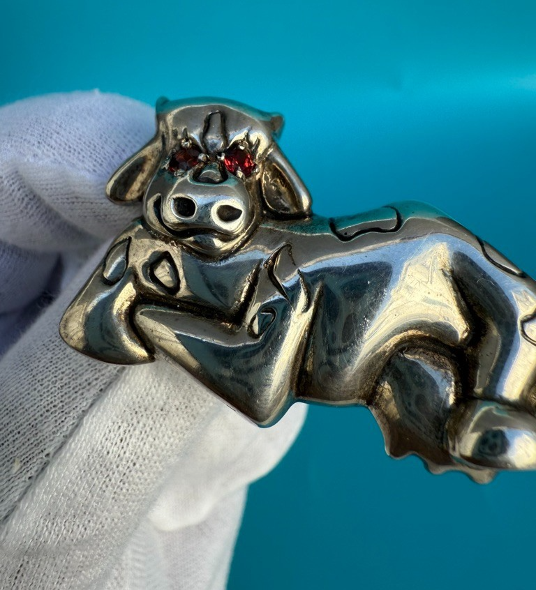 Attractive & Fun Sterling Silver Brooch Pin of Cow with Lab Ruby Eyes3
