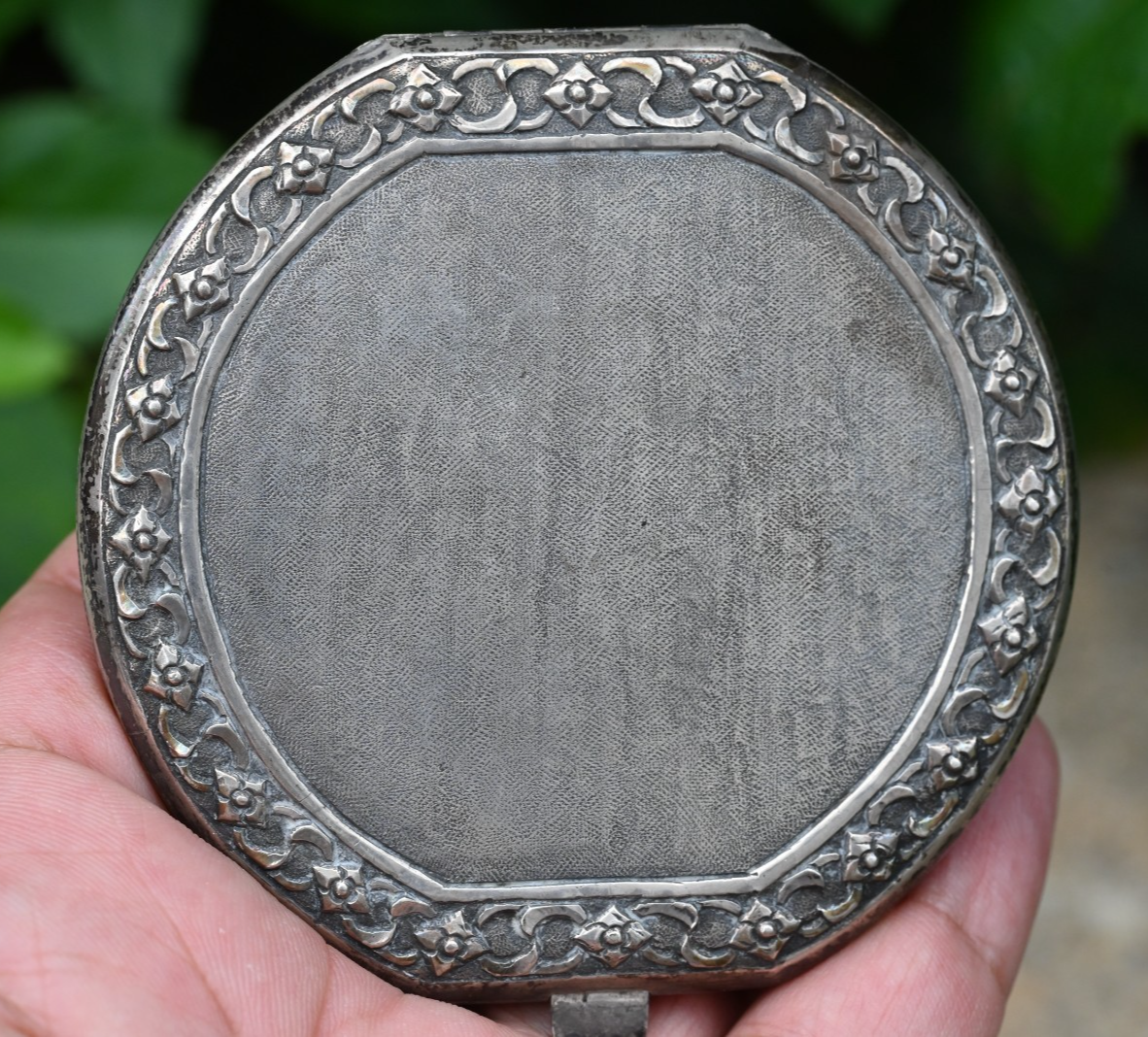 Detailed Antique Alex & Co. Siam Repousse Sterling Silver Compact Powder Case2