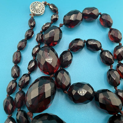 Antique / Vintage Art Deco Faceted Beaded Cherry Bakelite Necklace 57 Gram 14K3