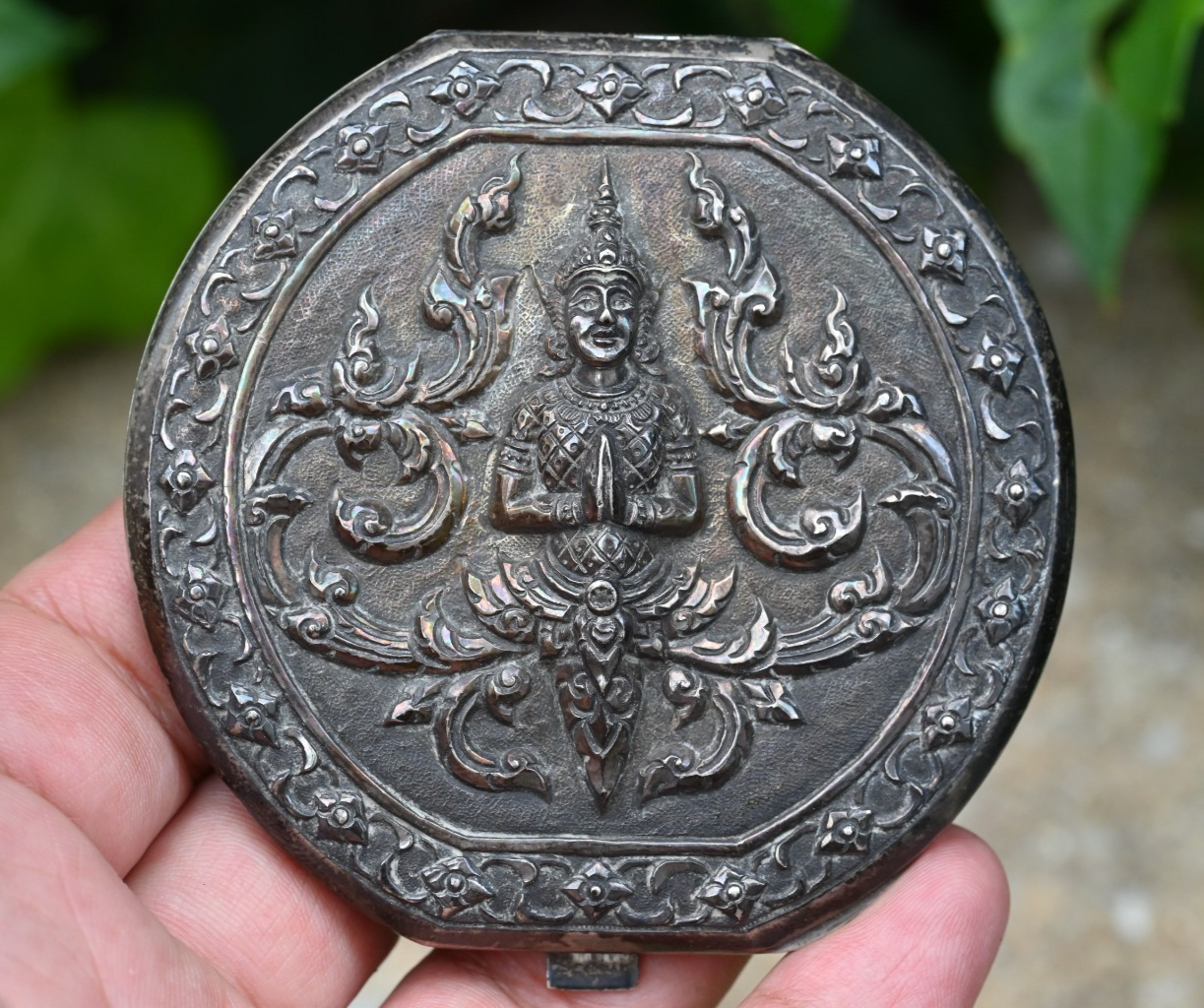 Detailed Antique Alex & Co. Siam Repousse Sterling Silver Compact Powder Case0