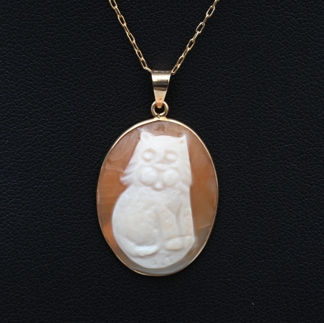 Lovely Antique / Vintage 14K Yellow Gold Italian Cameo Pendant of a Sitting Cat0