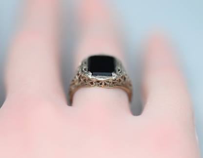 Beautiful Antique Art Deco Period Filigree White Gold Ring with Black Onyx5