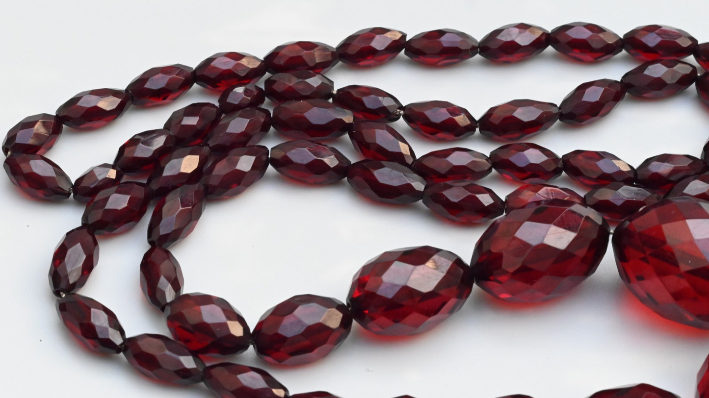 Lovely Antique / Vintage Art Deco Faceted Cherry Bakelite Beaded Necklace6