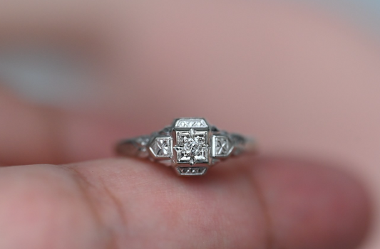 Authentic Antique Art Deco 1920s - 1930s 14K WG Filigree & Diamond Ring0