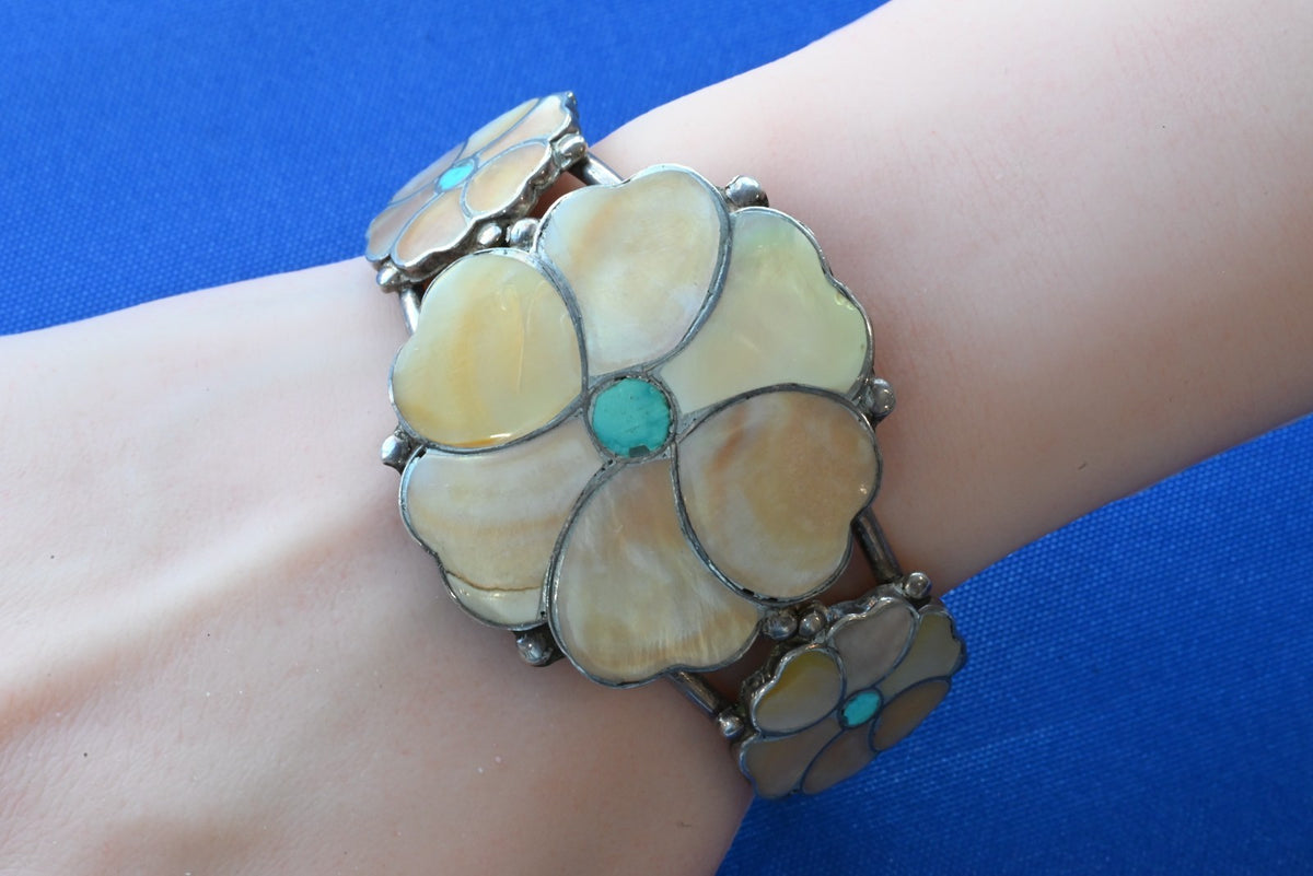 Lovely Zuni Native American Sterling Silver Cuff Bracelet w/ Mother of Pearl0