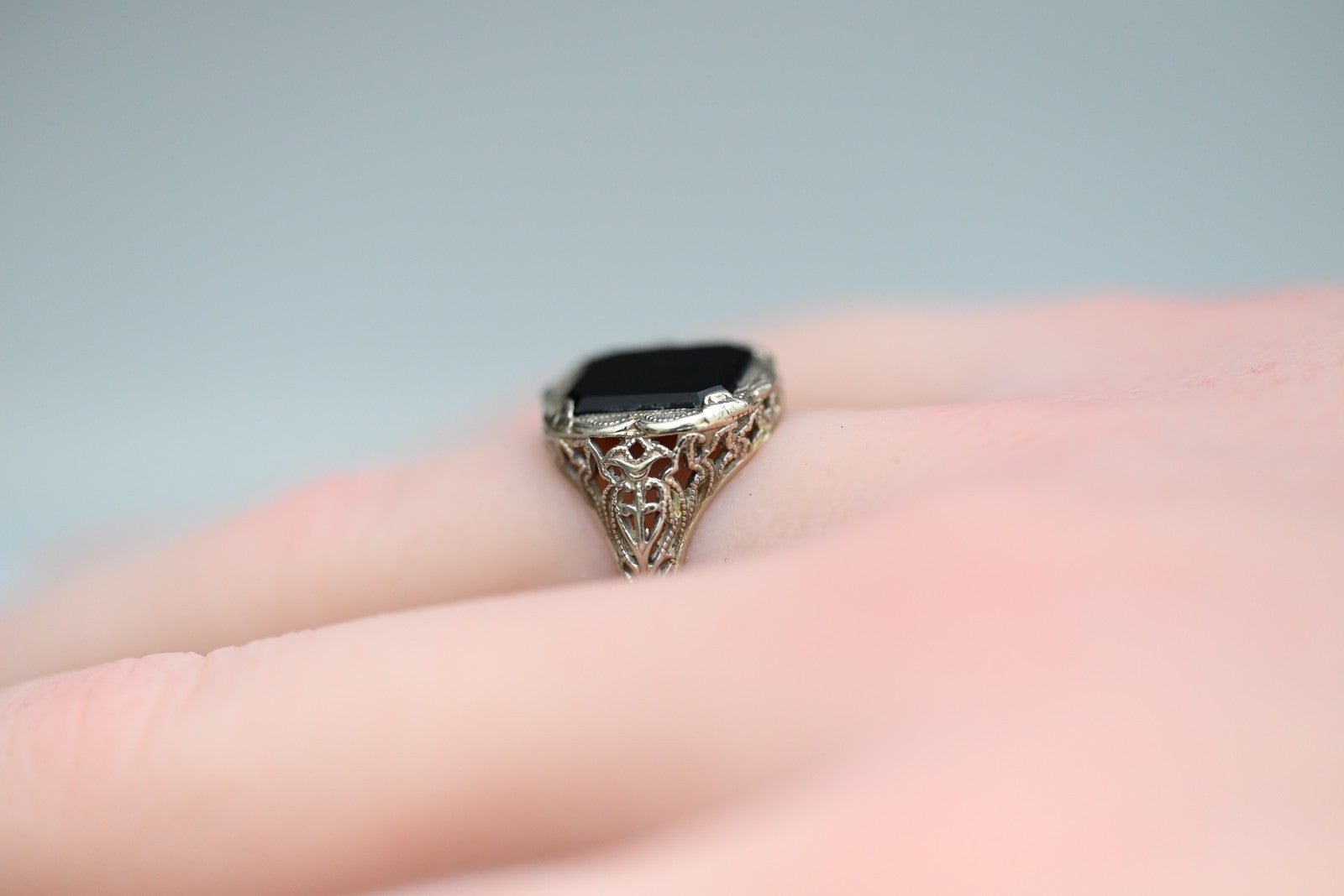 Beautiful Antique Art Deco Period Filigree White Gold Ring with Black Onyx3