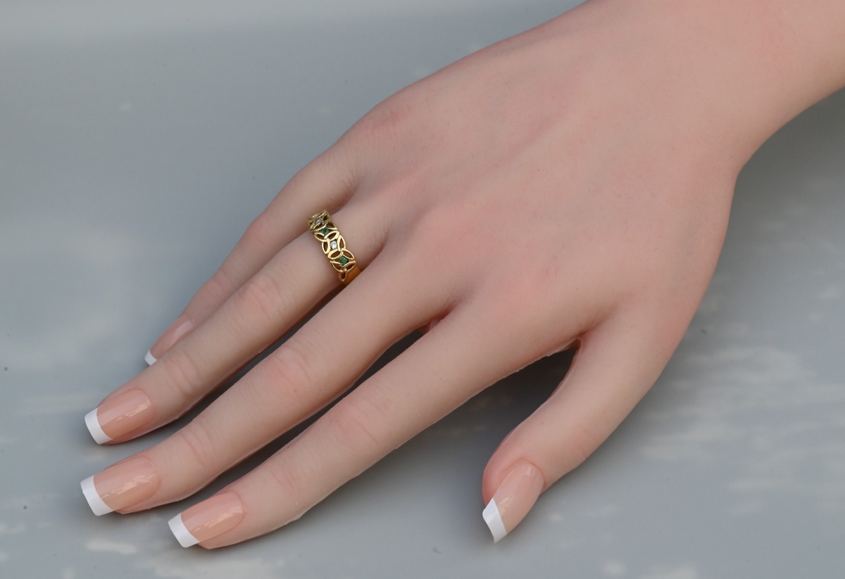 Vintage 10K - 14K Yellow Gold Trinity Knot / Celtic Diamond and Emerald Ring2